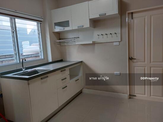 ให้เช่า บ้านแฝด2ชั้น 40ตรว. อยู่ถนน เลียบคลองสอง ซอยเดียวกับซาฟารีเวิลด์ ใกล้ห้างแฟชั่นไอส์แลนด์ ให้เช่า20,000/เดือน (ห้ามเลี้ยงสัตว์)